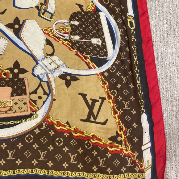 Good condition small stains in one corner of the scarf - Picture 4 of 16